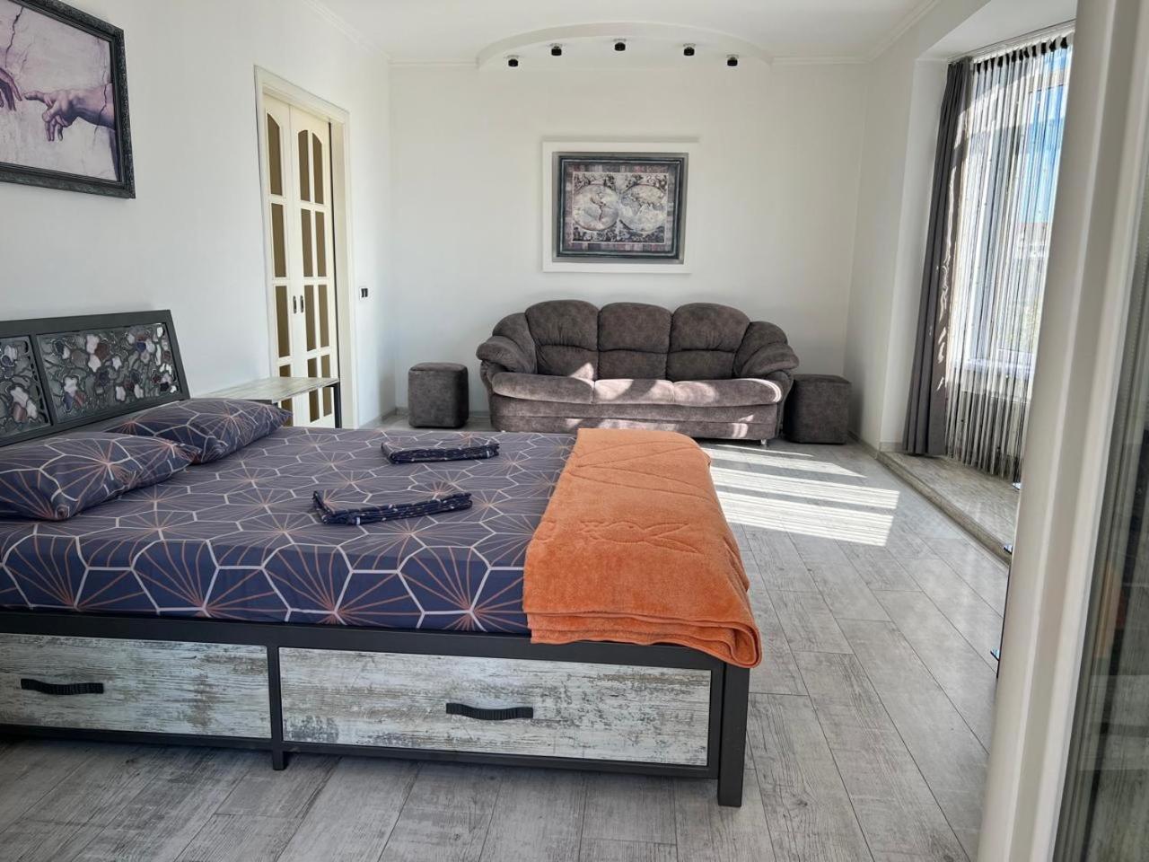 Home In Center With Jacuzzi Ivano-Frankivsk Exterior photo